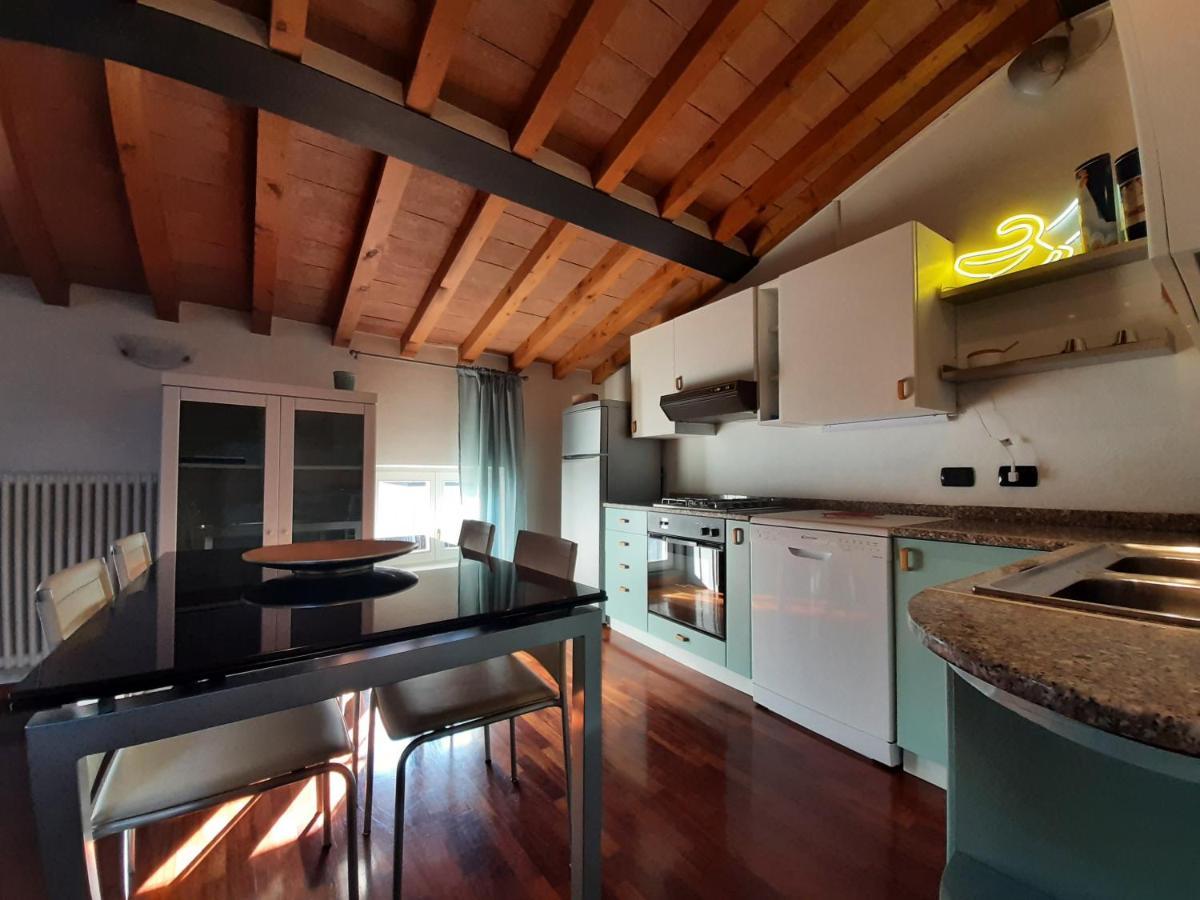 Appartamento Sui Tetti Di Parma Bagian luar foto