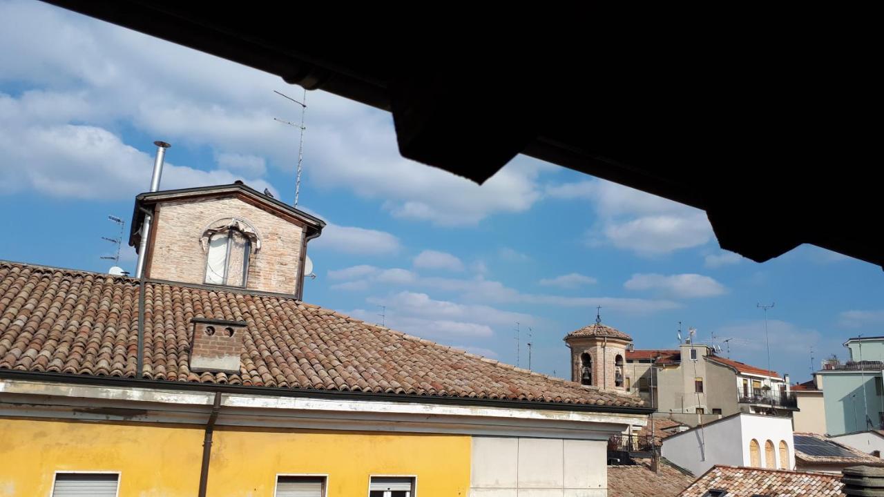 Appartamento Sui Tetti Di Parma Bagian luar foto